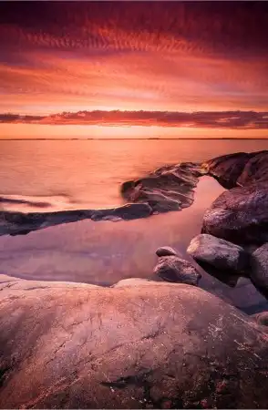 Вода, небо, камни.