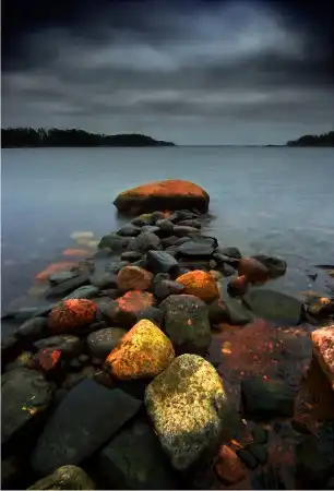 Вода, небо, камни.