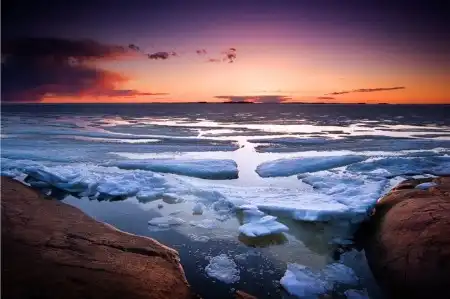Вода, небо, камни.