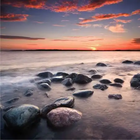 Вода, небо, камни.