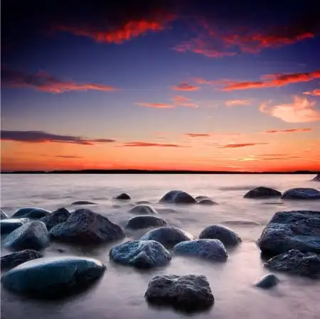 Вода, небо, камни.