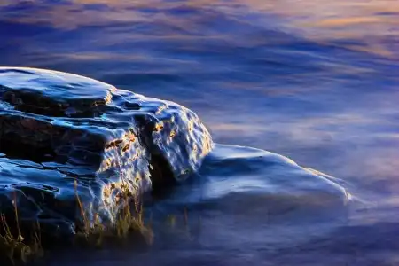 Вода, небо, камни.