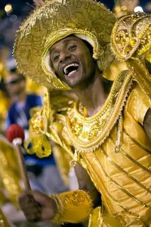 Жаркое золото карнавала в Сан-Паулу
