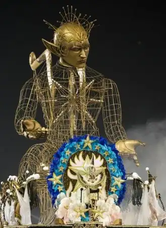 Жаркое золото карнавала в Сан-Паулу