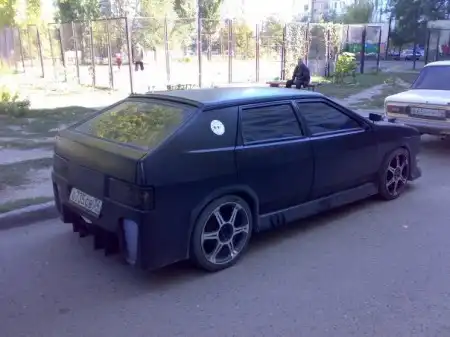 Идёт по трассе путник ада, наша "Лада"...