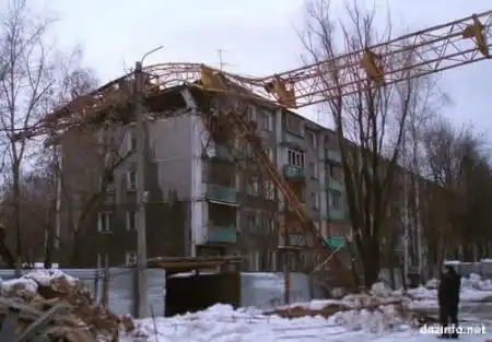 На жилой дом в Нижнем Новгороде упал строительный кран