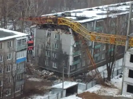 На жилой дом в Нижнем Новгороде упал строительный кран