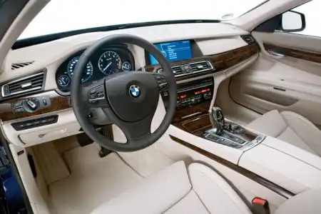 BMW показала самую мощную «семерку» в истории
