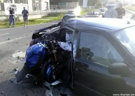 Байкер столкнулся с автомобилем