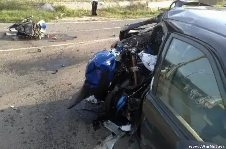 Байкер столкнулся с автомобилем