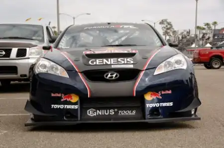 Гоночный бык: Hyundai Genesis Coupe Риза Миллена