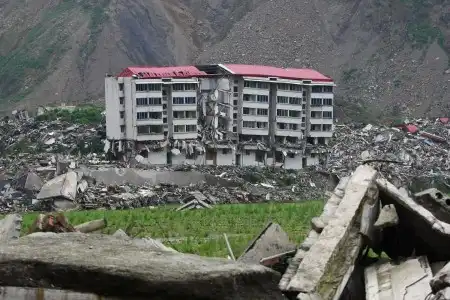 Трагедия в провинции Сычуань. Год спустя. (90 000 погибших / 5 млн бездомных)