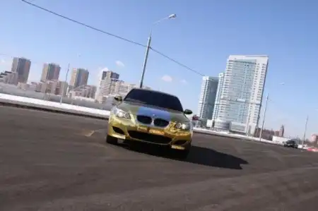 Золотая BMW M5