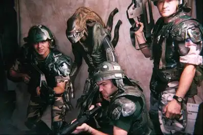 Aliens vs Predator: люди