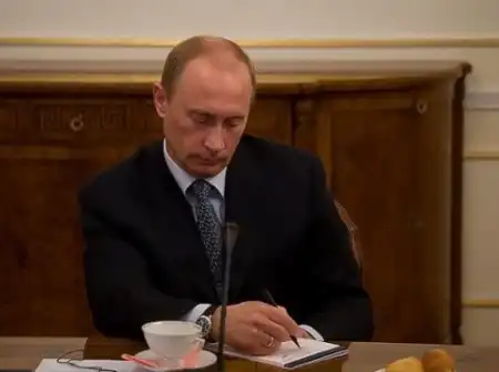Что Путин пишет в своём блокноте?