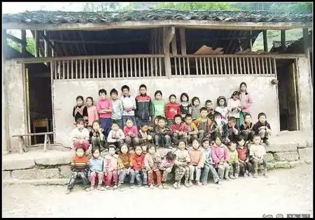 Одна китайская сельская школа...вот так и живут... :(