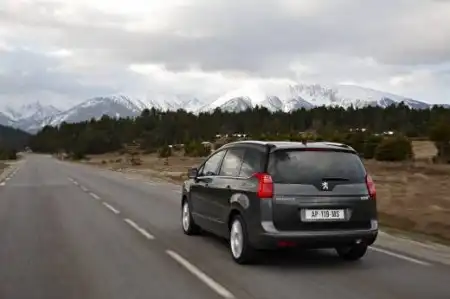 Peugeot  5008 (2010)