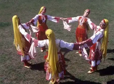 В танце...