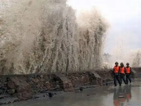 Люди и вода