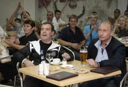Путин и Медведев за просмотром футбольного матча