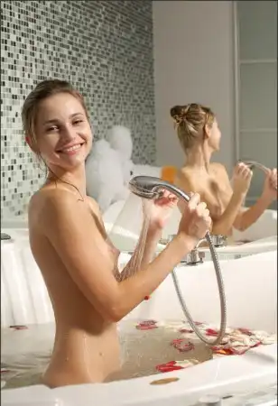 Красивая девушка в ванной