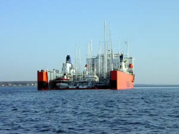 Перевозка крупного груза на кораблях