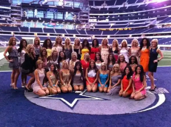 Милые девушки из группы поддержки Dallas Cowboys