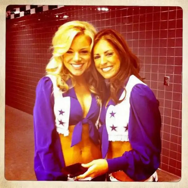 Милые девушки из группы поддержки Dallas Cowboys