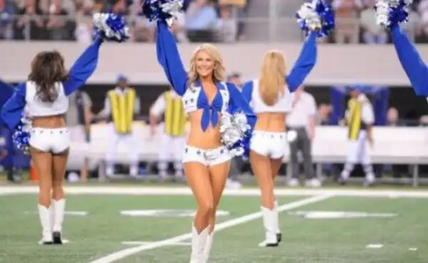 Милые девушки из группы поддержки Dallas Cowboys
