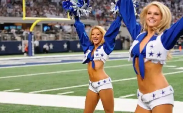 Милые девушки из группы поддержки Dallas Cowboys