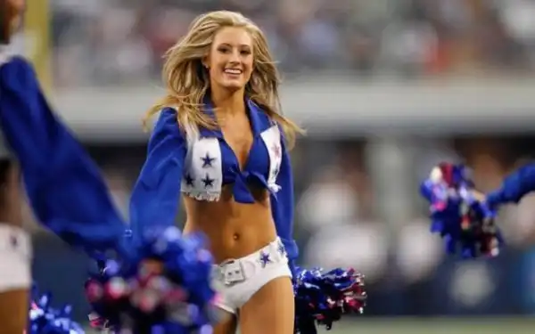 Милые девушки из группы поддержки Dallas Cowboys
