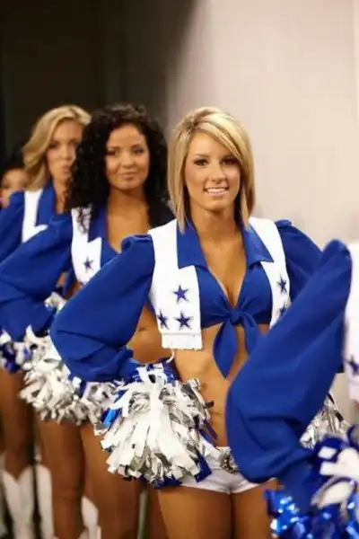 Милые девушки из группы поддержки Dallas Cowboys