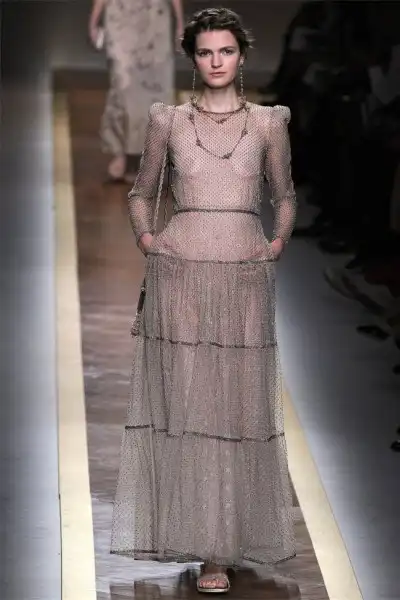 Показ Valentino (весна 2012) на неделе моды в Париже