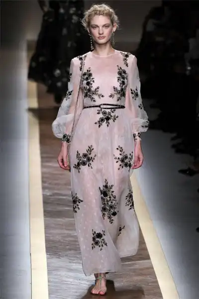 Показ Valentino (весна 2012) на неделе моды в Париже