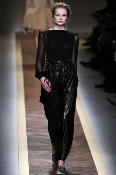 Показ Valentino (весна 2012) на неделе моды в Париже