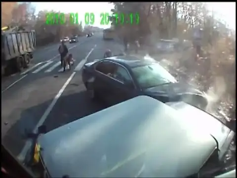 Бэха снесла толпу людей на пешеходнике