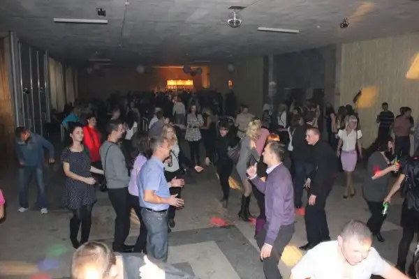 Супер дискотека... пипл хавает.