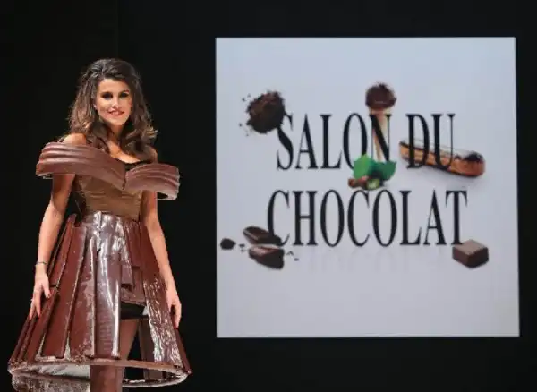 Париж: платье из шоколада тает на подиуме