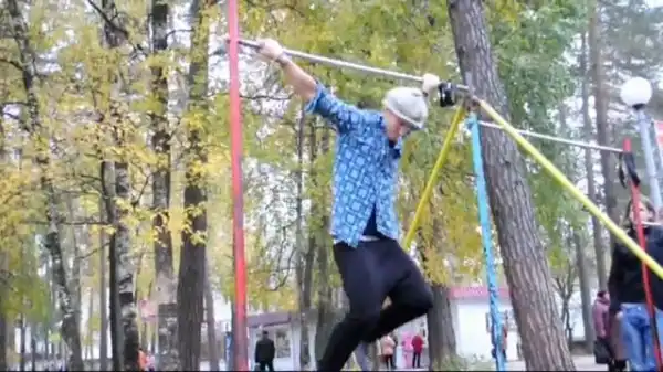 Гопник на турнике