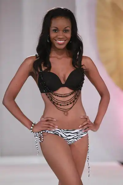 Конкурсантки «Мисс Мира 2011» в купальниках