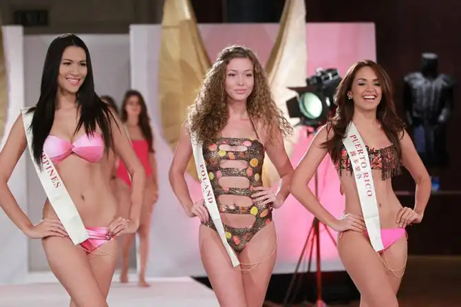 Конкурсантки «Мисс Мира 2011» в купальниках Конкурсантки «Мисс Мира 2011» в купальниках