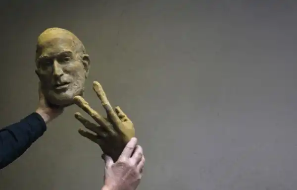 Бронзовая статуя Стиву Джобсу