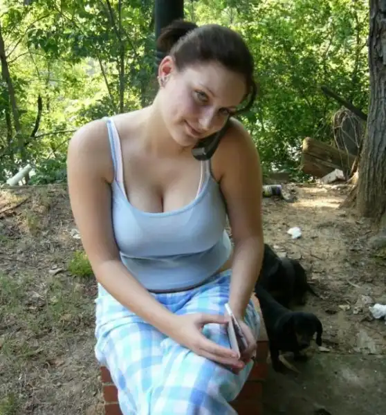 Девушки на людях и дома...