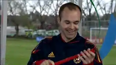 Андрес Иньеста vs Vuvuzela!