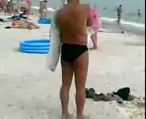 Как мужик на пляже одевался