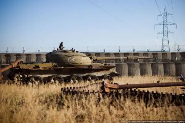 Кладбища военной техники.