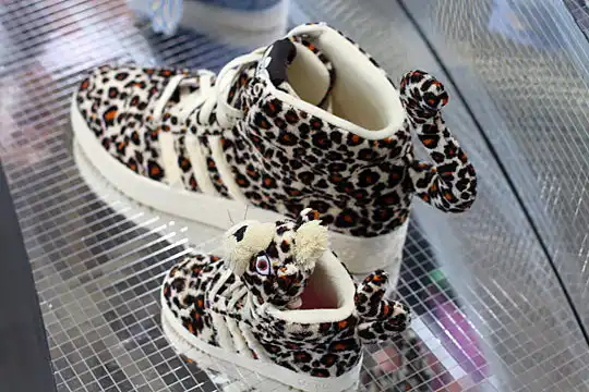 Чересчур леопардовые кроссовки из новой коллекции Adidas от Jeremy Scott Чересчур леопардовые кроссовки из новой коллекции Adidas от Jeremy Scott