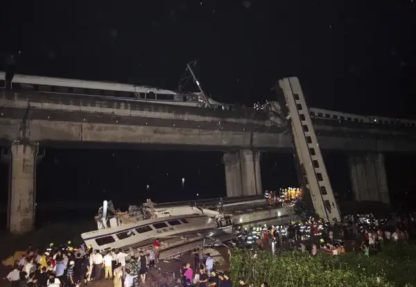 Страшная железнодорожная авария в Китае