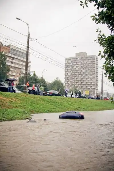 В Самаре утонула машина
