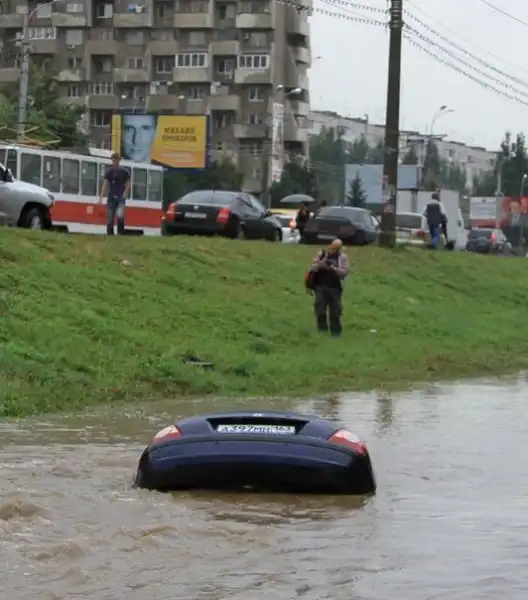 В Самаре утонула машина